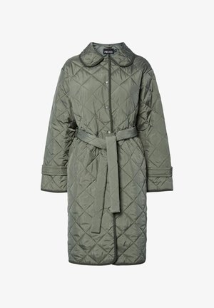 Quiltota zaļa mētelis ar lielu apkakli, pogu aizdari un jostu. Iespējas garas piedurknes un dimanta rakstu tekstūra.