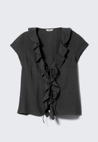 Blouse à manches courtes gris foncé avec un col à volants et un détail noué à l'avant, fabriquée dans un tissu léger à la texture douce.