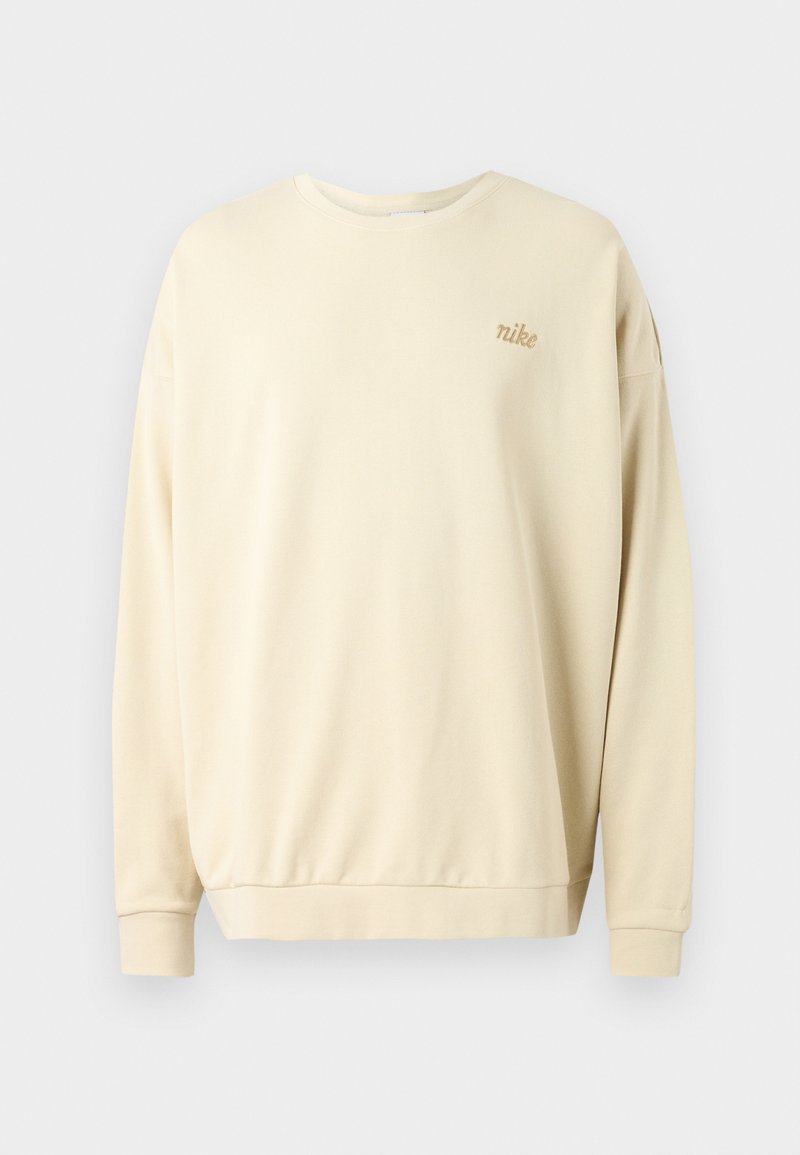 Sweatshirt de couleur crème avec une coupe décontractée, un col rond, des poignets côtelés et un logo brodé subtil sur la poitrine. Texture douce.