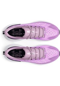 Scarpe da ginnastica viola chiaro con tomaia testurizzata, lacci e suola bianca. Presentano intricati motivi a onda e una soletta nera.