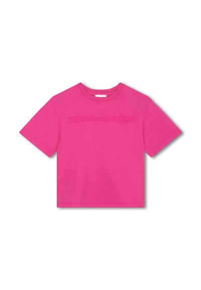 Roze katoenen T-shirt met korte mouwen en een ronde hals. Heeft verhoogde letters "MARC JACOBS" over de borst.