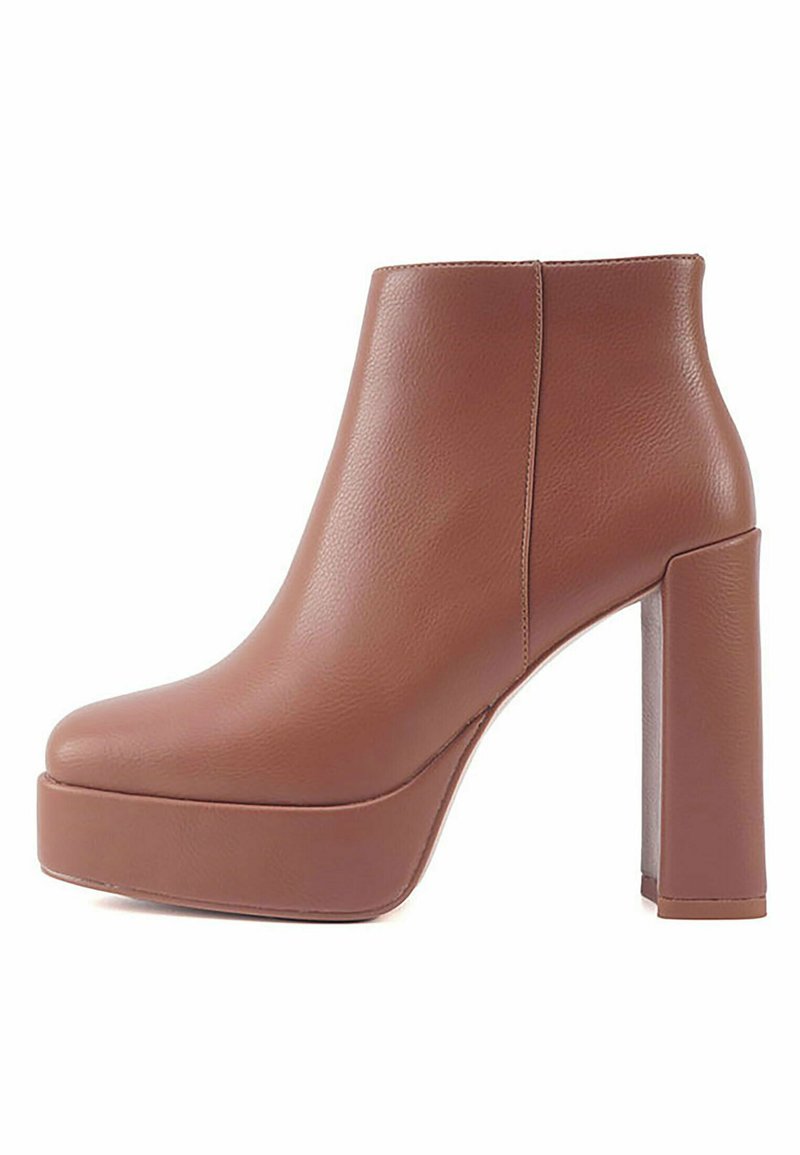 Stivale ankle in pelle marrone con suola a piattaforma e tacco a blocco, caratterizzato da una texture liscia e una silhouette elegante. Nessun hardware o accento visibile.
