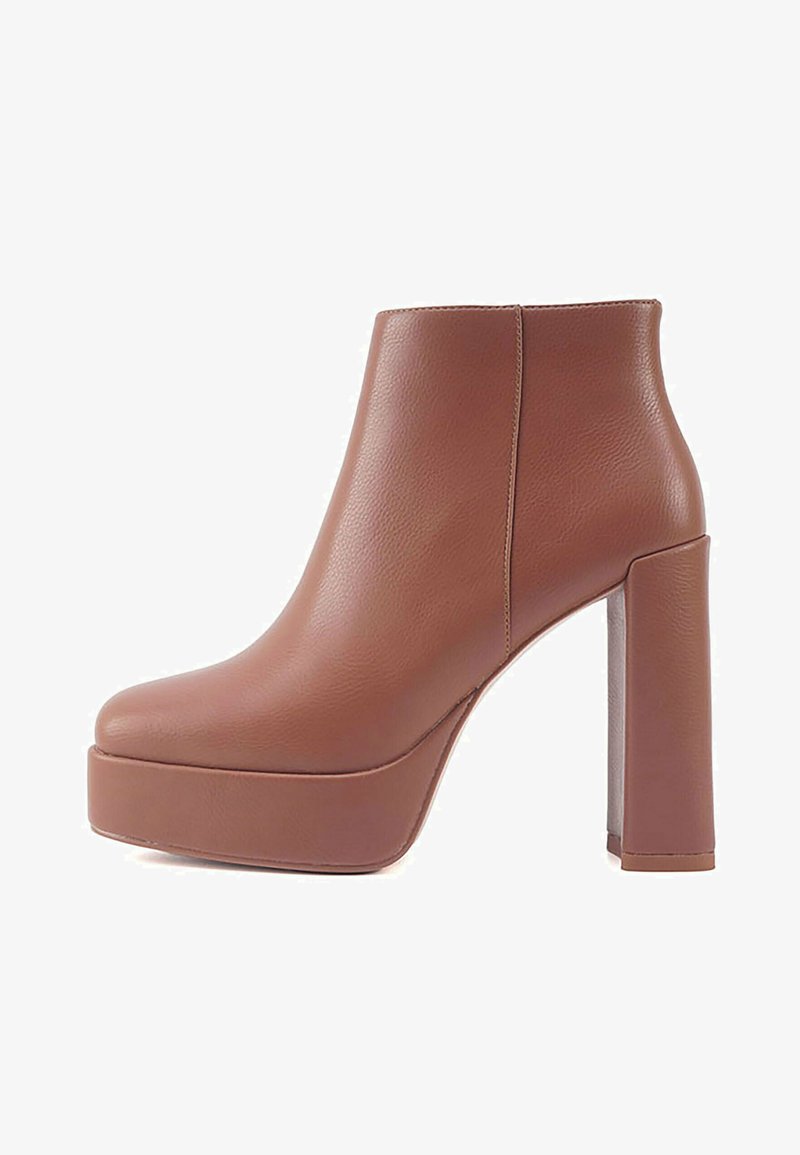 Braune Leder-Stiefelette mit Plattformsohle und Blockabsatz, die eine glatte Textur und schlanke Silhouette aufweist. Keine sichtbaren Hardware-Elemente oder Akzente.