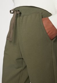 Champion ICONS CUFF PANTS LARGE LOGO - Spodnji deli trenirk - dark green