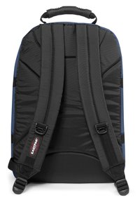 Czarny plecak z granatowymi akcentami, z miękkimi paskami na ramiona i uchwytem na górze. Wykonany z trwałego materiału, z regulowanymi szelkami dla komfortu.