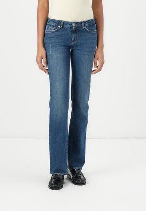 Blå denim jeans med rette ben, fem lommer, knappelukking og subtil falming ved lårene. Teksturert stofffinish.
