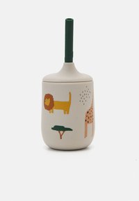 Keramična posoda za shranjevanje v svetlo bež barvi. Ima ilustracije leva, drevesa in žirafe v rumeni, zeleni in rjavi barvi. Zeleni pokrov iz slame.