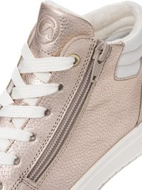 Hoher Sneaker in metallischem Beige mit weißen Schnürsenkeln, seitlichem Reißverschluss, gepolstertem Kragen und strukturiertem Lederobermaterial.
