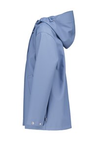 Giacca impermeabile azzurro chiaro con cappuccio, maniche lunghe e tasca laterale. Presenta una texture liscia e opaca e dettagli con bottoni a pressione.