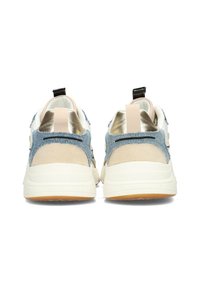 Zapatillas con parte trasera de denim azul, acentos de ante beige y un tacón dorado metálico. Presentan una media suela blanca y una pestaña para tirar negra.