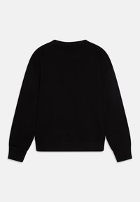 Svart hettegenser med lange ermer, ribbestrikket rund hals og ribbestrikkede mansjetter. Har en glatt tekstur og en tettsittende linning i bunnen.