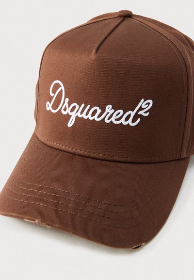 Bruine katoenen honkbalpet met een wit geborduurd "Dsquared²"-logo, gestructureerd ontwerp, gebogen klep en textuurstof.