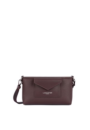 Sac bandoulière en cuir marron avec une poche avant en forme d'enveloppe et un logo argenté "Lancaster Paris", doté d'une sangle réglable.