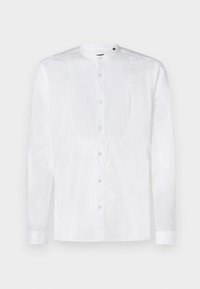 Camisa blanca de manga larga hecha de una tela suave, con cuello alzado, parte delantera abotonada y detalles plisados en el pecho.