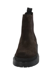 Bottine en daim marron avec une finition texturée, des panneaux latéraux élastiques et une semelle en caoutchouc noire robuste. Dotée d'une languette pour un enfilage facile.