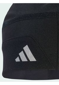 Fekete sportSapka sima textúrával, fényvisszaverő ezüst háromcsíkos logóval és kontrasztos varrás részletezéssel.