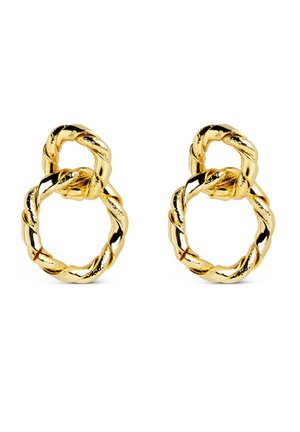 Pendientes de doble aro de metal retorcido de tono dorado, con un aro más pequeño enlazado encima de un aro más grande.