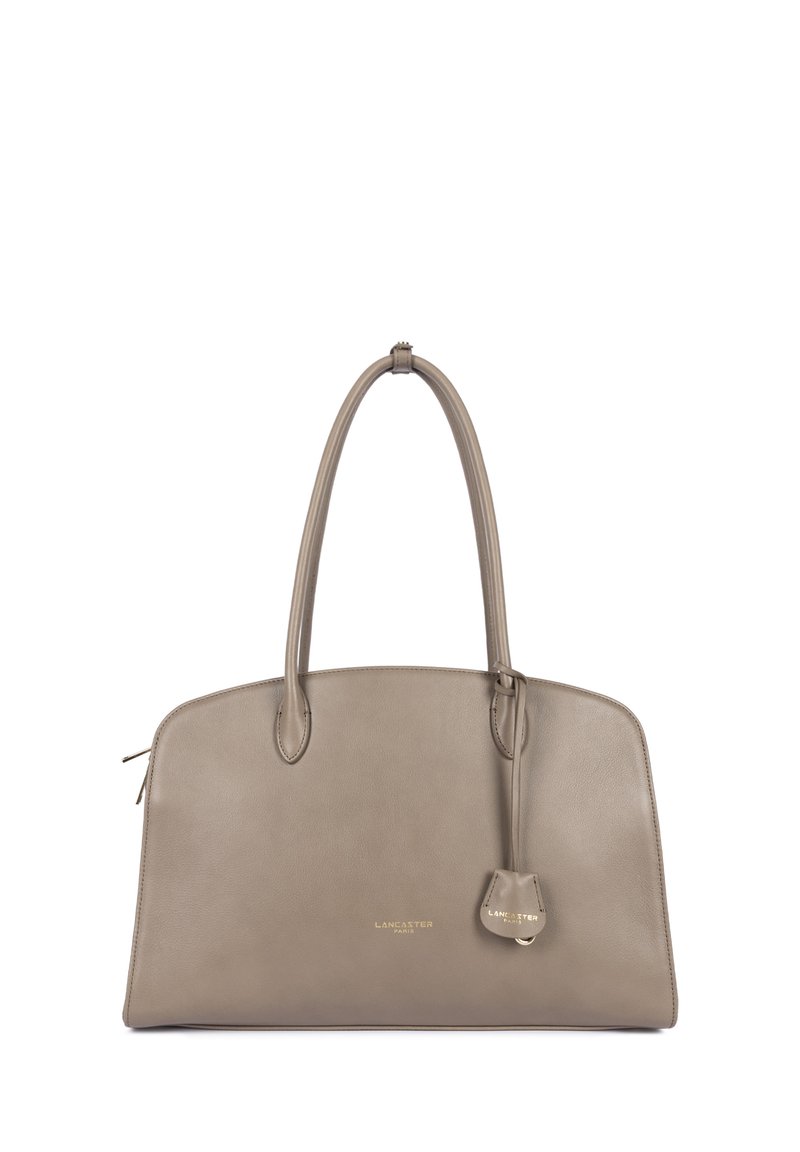 Sac à main Lancaster Paris en cuir taupe avec doubles anses et petite pochette attachée sur fond blanc.