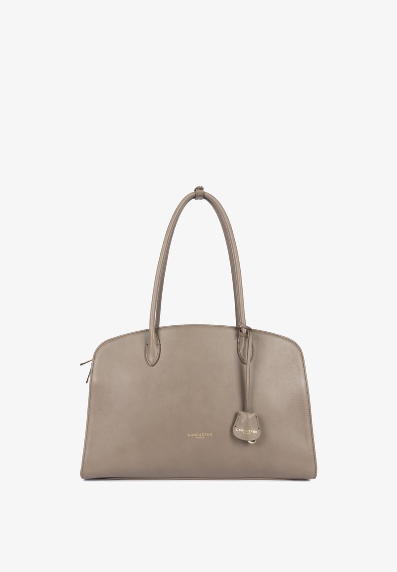 Sac à main Lancaster Paris en cuir taupe avec doubles anses et petite pochette attachée sur fond blanc.