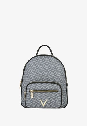 Sac à dos gris à motifs avec un dessus arrondi, une poche zippée à l'avant, des bordures noires et des accents métalliques dorés. Présente un design texturé avec un logo.