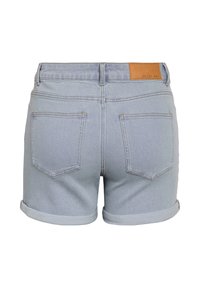 Pantalones cortos de mezclilla azul claro con dobladillos enrollados, que cuentan con dos bolsillos traseros y una etiqueta de marca de cuero marrón en la cinturilla.