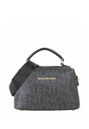 Sac à main en cuir noir avec un extérieur texturé présentant un motif de logo répété, une quincaillerie dorée et une bandoulière détachable.