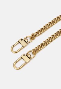 Gouden metalen ketting met ronde schakels, twee sluitingen aan elke kant en een gladde afwerking met een stevige constructie.