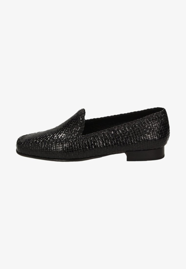Schwarze Slipper aus strukturiertem Material mit niedrigem Absatz und Slip-On-Design. Die Oberfläche hat ein gewebtes Muster für zusätzlichen Detailreichtum.