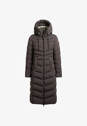 Cappotto lungo e imbottito di colore marrone scuro, con chiusura a zip, cappuccio e motivo a chevron. Presenta lacci e tasche laterali. Texture liscia.