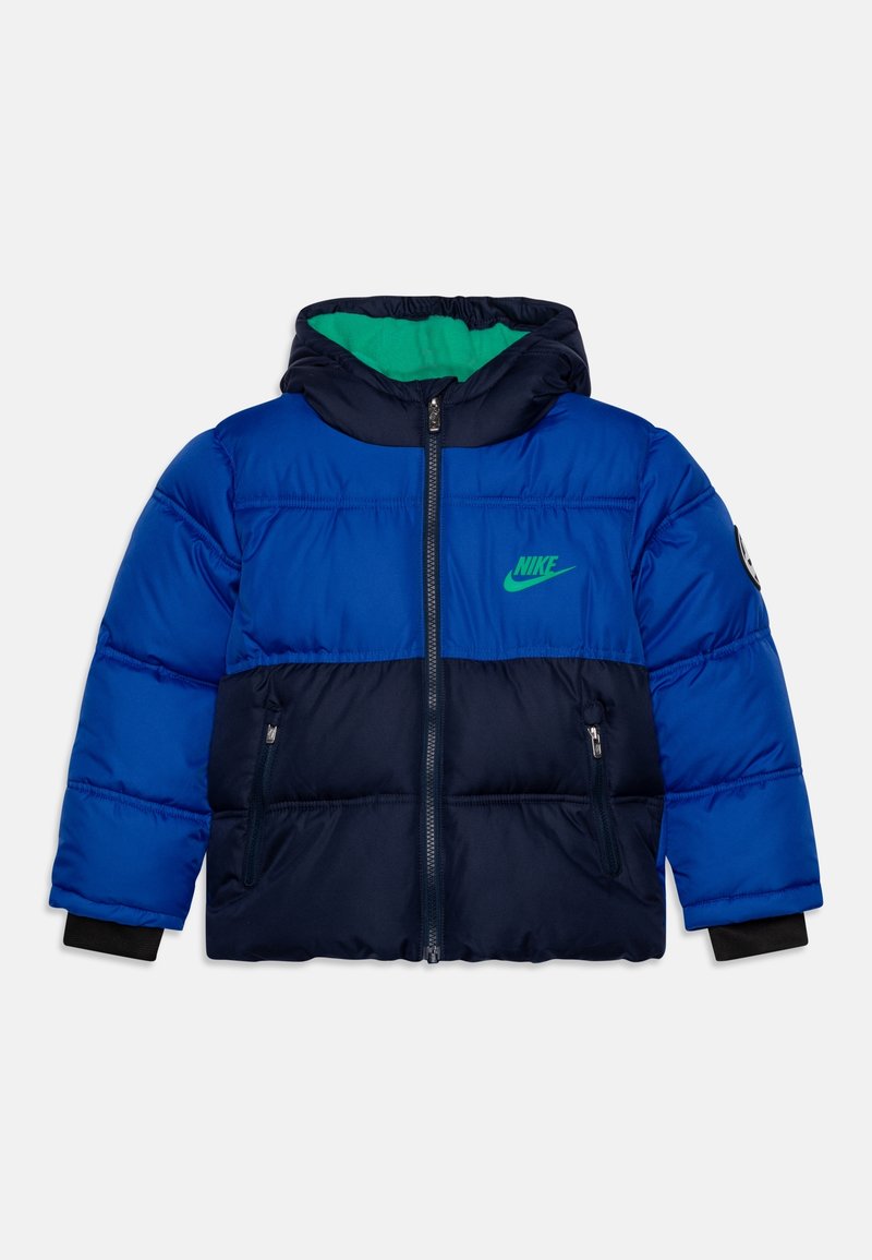 Blau und marinefarbene Steppjacke mit einer grünen Kapuze, Reißverschluss und Seitentaschen. Mit einem Nike-Logo auf der Brust und Akzenten an den Ärmeln.
