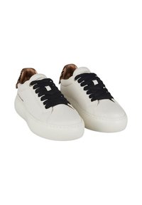 Hvide lædersneakers med sorte snørebånd, polstret krave og en struktureret brun detalje ved hælen. Rund tå og tyk sål.