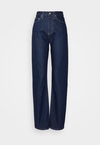 Vaqueros de denim azul oscuro con cintura alta, corte recto, costuras visibles y un diseño de cinco bolsillos.