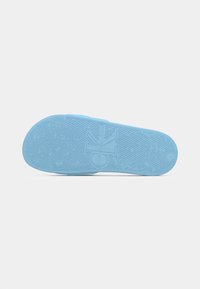 Ljusblå gummisula för sandaler med texturerad yta, logotyptryck och en slät, rundad form för bra grepp och komfort.