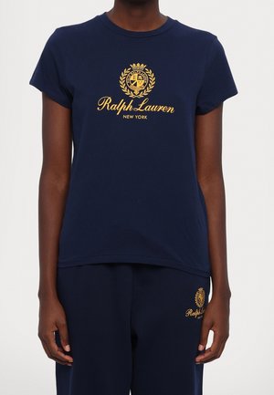 Granatowa bawełniana koszulka z krótkim rękawem, z haftowanym złotym logo i napisem: "Ralph Lauren New York" na piersi.