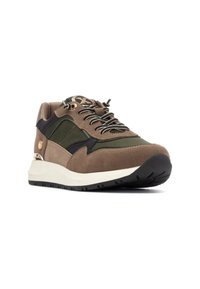 Baskets marron et olive avec des panneaux en suède et en maille, design à lacets, accents en métal argenté et une semelle blanche contrastante.