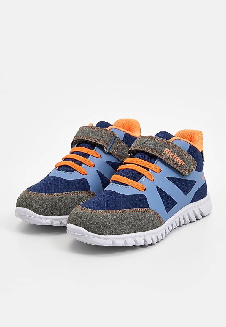 Blaue Sportschuhe mit orangefarbenen Akzenten und grauer Überlagerung; ausgestattet mit einem Klettverschluss, atmungsaktivem Mesh-Obermaterial, gepolstertem Sohlen und strukturiertem Design.