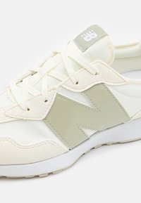 New Balance 327 - Treeningjalatsid - beige/khaki