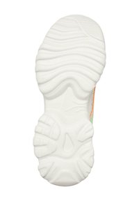 Kengän ulkopohja, jossa on kuvioitu valkoinen kumipohja aaltoilevilla urilla ja keskellä soikea leikkaus, keskiosassa vihreää ja oranssi korostus.