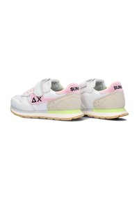 Sneakers bianchi con un tacco testurizzato rosa e grigio, cinturino in Velcro e un morbido accento verde sulla suola. Presentano un logo sul tacco.