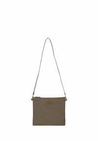 Sac bandoulière en nylon kaki avec une texture lisse, fermeture éclair et un accent en cuir marron. Dispose d'une longue sangle ajustable.
