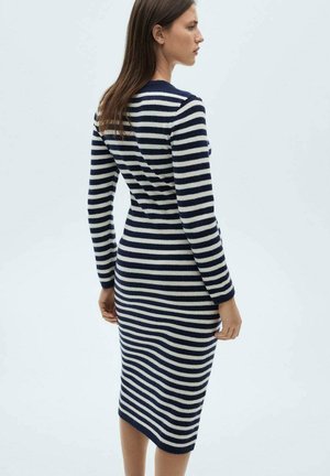 Strickkleid mit marineblauen und cremefarbenen horizontalen Streifen, langen Ärmeln, taillierter Silhouette und knielangem Schnitt mit glattem Material.