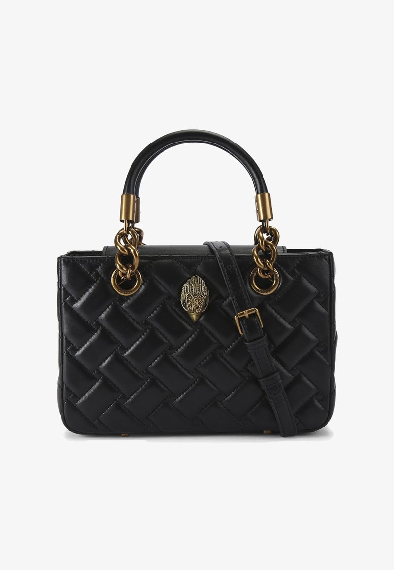 Zwarte leren handtas met gevlochten textuur, hardware in goudtint, afneembare schouderband en een decoratief embleem aan de voorkant.