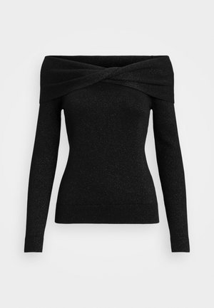 Czarny sweter typu off-the-shoulder z przekręconym przodem, z długimi rękawami, posiadający delikatny połysk i dopasowany krój.