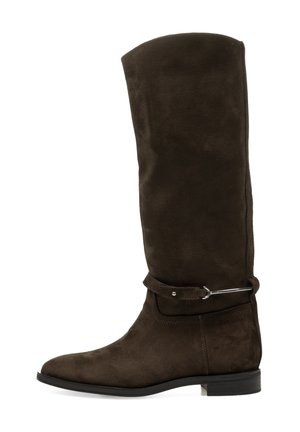 Bota marrón de ante hasta la rodilla con suela plana, que presenta un acabado suave y una correa decorativa con un detalle de hebilla metálica.