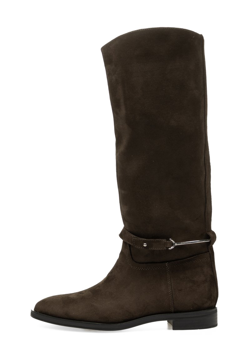 Bota marrón de ante hasta la rodilla con suela plana, que presenta un acabado suave y una correa decorativa con un detalle de hebilla metálica.
