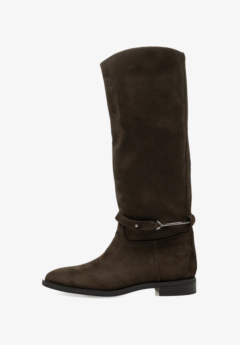 Bota marrón de ante hasta la rodilla con suela plana, que presenta un acabado suave y una correa decorativa con un detalle de hebilla metálica.