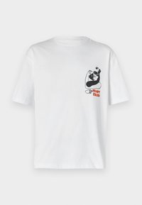 Camiseta de algodón blanca con un gráfico en blanco y negro de dos figuras abrazándose, con el texto "HEART BASED" en rojo debajo. Mangas cortas.