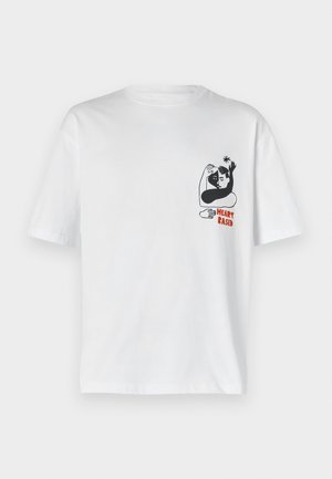 Bela bombažna majica ima črno-belo grafiko dveh figur, ki se objemata, z rdečim napisom "HEART BASED" spodaj. Kratki rokavi.