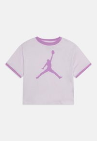 Camiseta de manga corta en púrpura y blanco con un gran logo de Jordan en púrpura en la parte posterior y un ribete púrpura en contraste alrededor del cuello y las mangas.