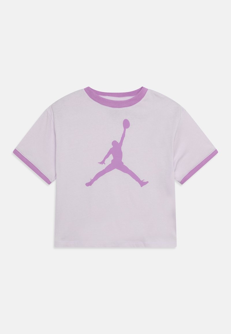 Camiseta de manga corta en púrpura y blanco con un gran logo de Jordan en púrpura en la parte posterior y un ribete púrpura en contraste alrededor del cuello y las mangas.